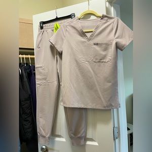 Figs high waisted joggers & 1 pocket top